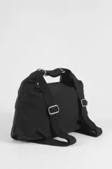 Bolso hobo marrón tostado que se puede usar como mochila, confeccionado en 100% poliéster. Cuenta con solapa frontal con botón a presión, correa ajustable y herrajes metálicos plateados.