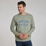 Buzo de manga larga Wrangler de color verde oliva con estampa azul en el frente que dice 'Wrangler Jeans Born Free Established 1947 Live For The Open Road'. Tiene cuello redondo y ribetes acanalados en cuello, puños y dobladillo.