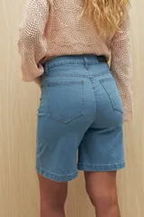 Bermuda de denim negro de tiro alto, con bolsillos funcionales y largo intermedio.