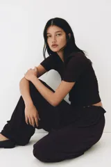 Pantalón globo de corte relajado en punto de crepé, color negro. Cuenta con cintura elástica de tiro bajo con cordón ajustable y piernas globo con puños anchos.