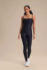 Jumpsuit largo de diseño ajustado con escote cuadrado y breteles finos. Confeccionado en tejido con tecnología adaptativa, presenta una textura satinada y acabado liso que proporciona compresión media y realza la silueta.