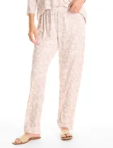 Conjunto de pijama compuesto por una remera de mangas largas con escote redondo y bolsillo frontal, y un pantalón largo con cintura elástica. Ambas piezas presentan un estampado floral y detalles de apliques de crochet en el cuello y el bolsillo.