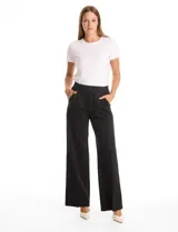 Pantalón wide leg de tiro alto con cintura ancha elástica y bolsillos laterales funcionales. Confeccionado en tejido elastizado de corte recto y pierna ancha.