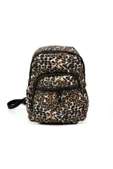 Mochila con estampado animal print de leopardo, con dos compartimentos con cierre y correas ajustables.
