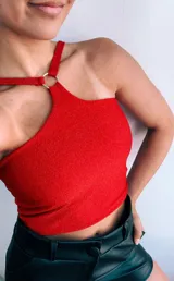 Top de crepe y lurex con aro metálico en el centro y tirantes finos.