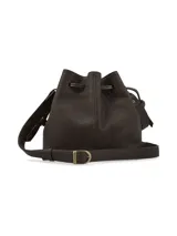 Cartera tipo morral de cuero graneado color marrón, con diseño tipo saco fruncido mediante tiras ajustables y costura central decorativa. Cuenta con correa regulable para llevar cruzada o al hombro.