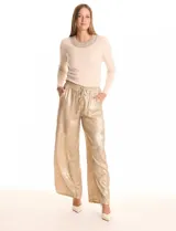 Pantalón wide leg de tela laminada metalizada color dorado, con cintura elástica, lazo de ajuste y bolsillos laterales.