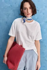 Remera blanca de manga corta, cuello redondo y corte holgado.