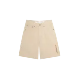 Short de denim color arena, corte holgado, con bolsillos laterales y traseros, cierre de botón y cremallera, y detalle de bordado de la marca en la pierna izquierda.