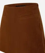 Short pollera marrón de pana con textura acanalada, bolsillos delanteros y cierre lateral con cremallera.