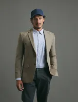 Camisa de manga larga con estampado de rayas verticales en azul y blanco, cuello clásico y bolsillo frontal.