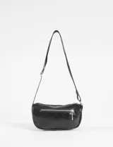 Riñonera de cuero vegano en color bordó con acabado brillante y efecto arrugado. Cuenta con dos compartimentos con cierre y correa ajustable de cinta negra.