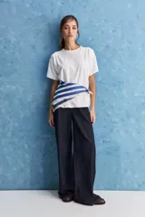 Remera de manga corta color negro, con cuello redondo y calce relajado, confeccionada en tejido suave con elastano.