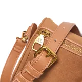 Cartera tipo baúl compacta de símil gamuza color tostado, con detalles en PU liso. Cuenta con doble asa corta rígida, correa larga regulable y desmontable, y herrajes metálicos dorados. El compartimento principal tiene cierre superior y un bolsillo interno con cierre. El logo "XL Extra Large" está metalizado en la parte frontal.