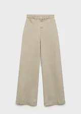 Pantalón de jean estilo wide leg de tiro alto, con cierre de cremallera y botón, y bolsillos traseros.