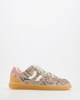 Championes urbanos Coolway modelo Goal, con diseño de estampado animal print de serpiente en tonos tierra. Presenta detalles en color rosa en el talón, suela de goma color caramelo y cordones en tono verde claro.