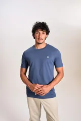 Remera de manga corta color azul, con cuello redondo y logo de la marca bordado en el pecho.