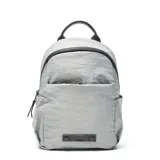 Mochila de nylon color gris, con cierre superior, bolsillo frontal con cierre, bolsillos laterales, manija superior de mano y aplique de cuero sintético con logo grabado en la parte inferior.