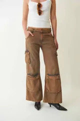 Pantalón de jean color marrón con efecto acid wash, corte recto, tiro bajo y bolsillos cargo laterales y en el bajo.