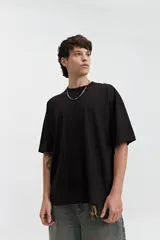 Remera de manga corta para hombre, corte oversize, color gris oscuro.