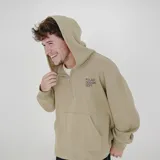 Canguro beige con capucha, cierre frontal de media cremallera, bolsillo canguro y estampado frontal con el texto "PULAU DESIGN DEPT.".