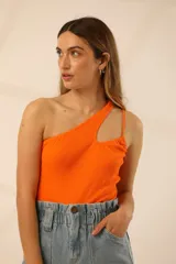 Body naranja de lycra de algodón, con un solo hombro y abertura en el pecho.