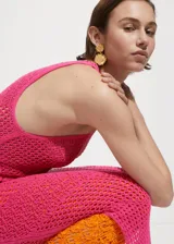 Vestido largo de crochet con diseño recto y cuello halter. Confeccionado en tejido de mezcla de algodón y poliéster, presenta un estilo sin mangas y una textura calada característica del tejido de punto.
