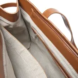 Cartera tipo tote de cuero color suela, con diseño de textura granulada, doble asa de hombro y detalle de tira horizontal con hebillas metálicas plateadas. Incluye logo de la marca grabado en el frente.