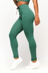 Calza deportiva roja de tiro alto con cordón ajustable en la cintura y logo estampado en la pierna.