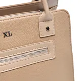 Cartera tipo tote de textura granulada color taupe, con manijas cortas y correa larga ajustable extraíble. Presenta un bolsillo frontal con cierre metálico y el logo de la marca en aplique metálico.