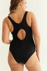 Malla enteriza deportiva con espalda nadadora, combinada en negro y gris con estampado abstracto.