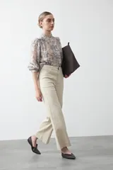 Pantalón de corte recto y tiro alto, color bordó, con costuras verticales frontales y bolsillos laterales.