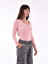 Body de manga larga, color blanco con rayas horizontales rojas, escote redondo y ajuste ceñido al cuerpo.