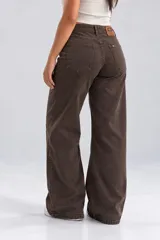 Pantalón de jean estilo wide leg en color azul, con diseño amplio y tiro alto.