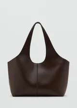 Bolso tipo tote marrón de diseño estructurado, fabricado en poliuretano con acabado texturizado, asa doble de hombro y gran capacidad de almacenamiento.