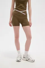 Short tipo biker de poliamida color verde oliva, con diseño de cintura alta cruzada con detalle de vivo blanco.