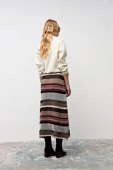 Falda midi de tejido de punto con diseño de rayas horizontales en tonos tierra, marrón, negro y beige. Presenta un corte recto y tiro alto.