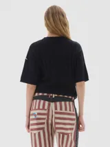 Buzo tejido de manga corta color rojo, con cuello redondo y diseño de punto acanalado y trenzado.