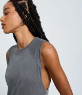 Vestido midi sin mangas de algodón con efecto marmorizado, cuello redondo y ruedo con puntas asimétricas.