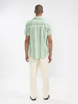 Pantalón de lino premium con corte recto y fit relajado. Presenta cintura elástica con cordón de ajuste, bolsillos laterales y bolsillo trasero.