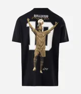 Remera de algodón color negro con cuello redondo y mangas cortas. Presenta una estampa de gran tamaño en la espalda que ilustra a Ronaldinho con un balón sobre la cabeza y el número 10, acompañada por el texto 'O Mago da Bola'.