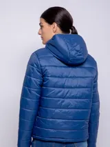 Campera puffer negra de nylon con capucha y peluche en el interior.