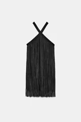 Vestido mini negro con cuello halter y diseño completamente cubierto de flecos a tono.