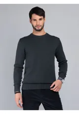 Sweater de punto con cuello redondo, diseño liso y puños y ruedo acanalados.