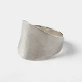 Anillo de plata 925 con diseño de banda ancha y acabado texturizado mate.