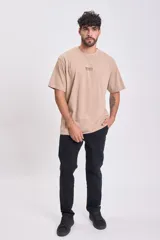 Pantalón casual tipo chino de color negro, corte recto y tiro medio.