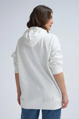 Hoodie deportivo color crudo, con capucha y bolsillo canguro.