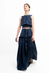 Falda larga azul marino de lino con botones frontales y volados.