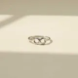 Anillo de plata 925 con diseño de símbolo de infinito en la parte central.