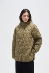 Campera acolchada con diseño capitoneado, manga larga, capucha integrada y cierre frontal con botones a presión. Cuenta con bolsillos laterales y un corte holgado.